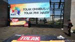 Aksi Buruh Pasang Spanduk Tolak RUU Cipta Kerja di DPR