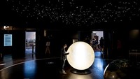 Di Museum Sains, anak-anak bisa bermain dengan teknologi yang ada disana.  