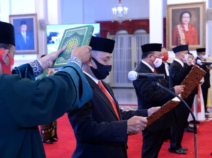 Anggota Konsil Kedokteran Indonesia saat diambil sumpahnya di Istana Negara, Jakarta.
