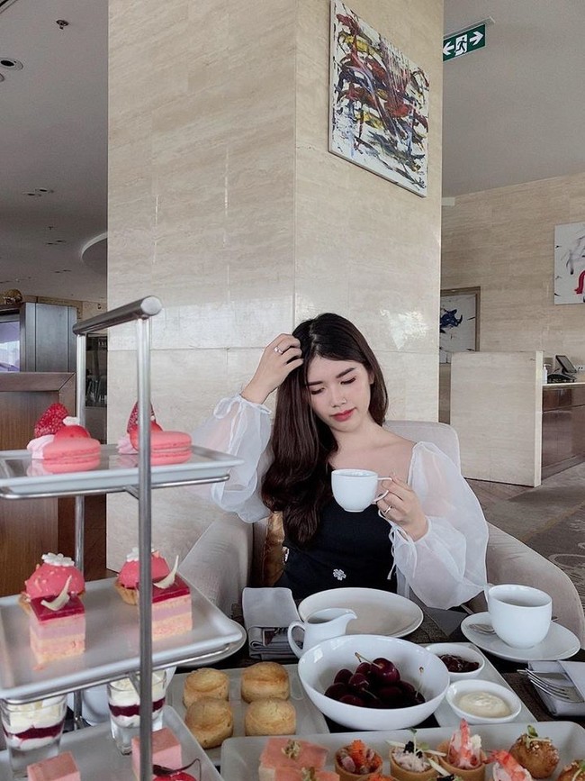 Aku lebih rajin olahraga. Aku ke gym dan berenang. Aku bergabung ke dalam komunitas yang aktivitasnya membantuku menjadi lebih percaya diri. Dan satu lagi yang menurutku penting, asalkan kamu bahagia, kamu akan terlihat sangat cantik, ujarnya. Foto: Dok. Eva.vn