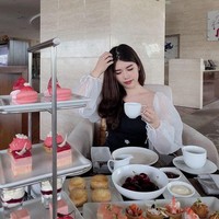 Aku lebih rajin olahraga. Aku ke gym dan berenang. Aku bergabung ke dalam komunitas yang aktivitasnya membantuku menjadi lebih percaya diri. Dan satu lagi yang menurutku penting, asalkan kamu bahagia, kamu akan terlihat sangat cantik, ujarnya. Foto: Dok. Eva.vn