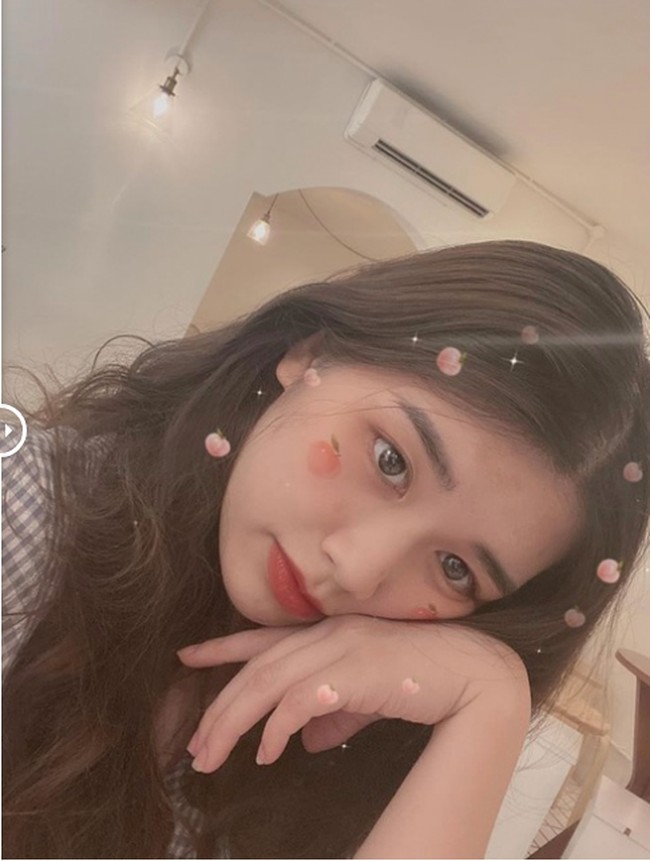 Seperti dikutip dari Eva.vn, Anh Thu mengakui saat masih di bangku SMA, dia memang jadi gadis berkacamata yang terlihat seperti kutu buku. Dia pun kerap diledek soal penampilannya. Aku sadar setiap perubahan harus datang dari diriku sendiri. Jadi aku merawat diriku, katanya. Foto: Dok. Eva.vn