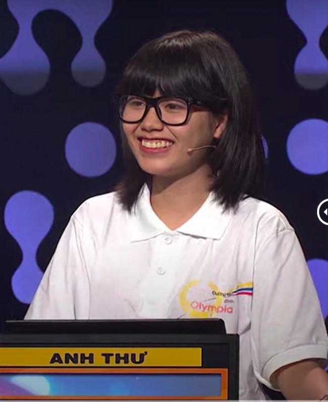 Saat menjadi peserta Road to Olympia pada 2015, Anh Thu yang masih berusia SMA tampak berkacamata dengan rambut pendek. Anh Thu menjadi atensi karena begitu pintar. Dia bukan hanya menang kompetisi anak-anak SMA pintar, tapi juga meraih nilai IELTS 8,0. Foto: Dok. Eva.vn