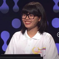 Saat menjadi peserta Road to Olympia pada 2015, Anh Thu yang masih berusia SMA tampak berkacamata dengan rambut pendek. Anh Thu menjadi atensi karena begitu pintar. Dia bukan hanya menang kompetisi anak-anak SMA pintar, tapi juga meraih nilai IELTS 8,0. Foto: Dok. Eva.vn
