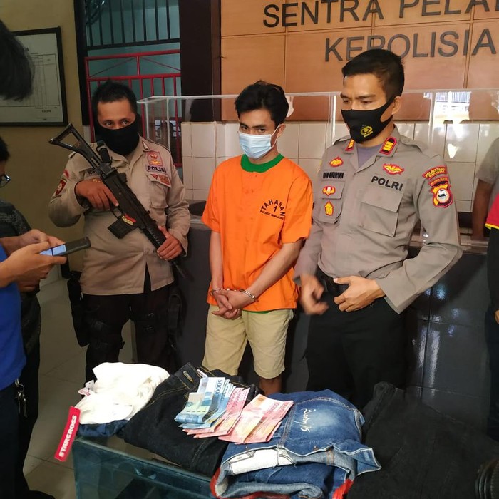 Anto menyerahkan diri ke polisi setelah video dirinya menggondol Rp 31 juta dari brankas minimarket viral di medsos (dok. Istimewa)