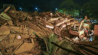 Penyebab ambruknya bangunan belum diketahui. Namun, kejadian serupa sering terjadi pada Juni sampai September di India. (AP Photo)