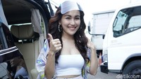 Ayu terlihat lebih berwarna dengan setelan bermotif warna-warni dan tanktop putih. Pool/Palevi S/detikFoto.