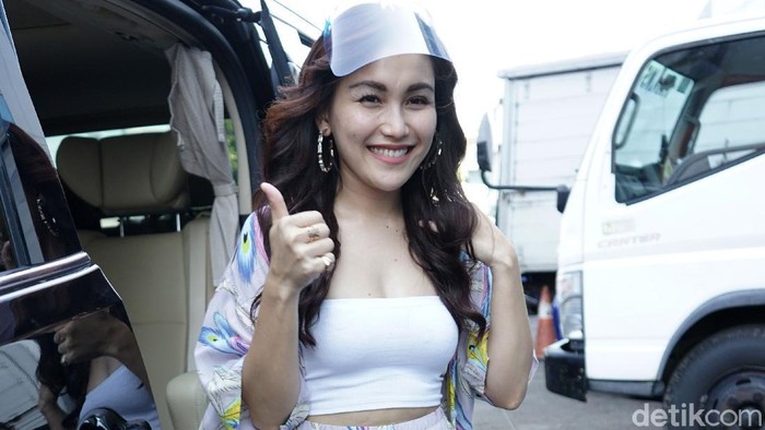 Ayu Ting Ting saat ditemui di kawasan Trans TV.