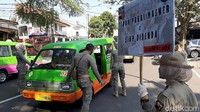 Pantauan di lokasi, razia digelar di depan Taman Makam Pahlawan Jalan Pahlawan, Bogor Selatan, Kota Bogor. Operasi penegakan aturan PSBB (Pembatasan Sosial Berskala Besar) Pra Adaptasi Kebiasaan Baru (AKB) dilakukan oleh puluhan anggota Satpol PP Kota Bogor. Sasarannya adalah pengendara motor dan mobil serta angkutan perkotaan (angkot).