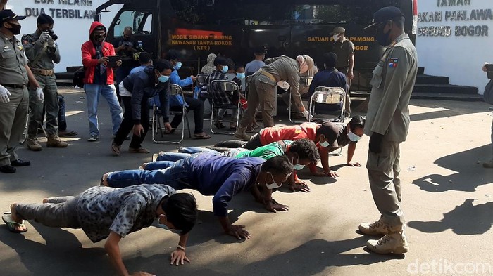 Bandel Tak Pakai Masker, Sopir Angkot di Bogor Dihukum Push Up Sejumlah sopir angkot terjaring razia masker di Bogor. Para sopir angkot itu pun dihukum push up karena tak mengenakan masker saat beraktivitas di tempat umum.