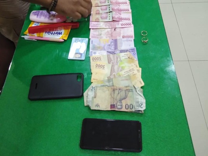 Barang bukti pria begal dan jambret ponsel istrinya di Gunungkidul, Selasa (25/8/2020).