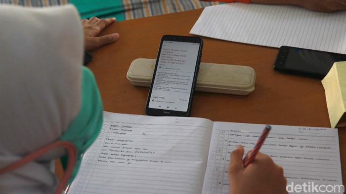Para siswa dengan keterbatasan paket data internet belajar di Posyandu. Posyandu ini menyediakan akses WiFi gratis untuk belajar yang difasilitasi Pemkot Tangerang.