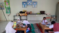 Selama proses belajar, anak-anak diminta menerapkan protokol kesehatan.
