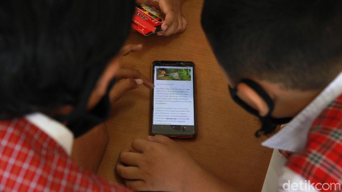 Para siswa dengan keterbatasan paket data internet belajar di Posyandu. Posyandu ini menyediakan akses WiFi gratis untuk belajar yang difasilitasi Pemkot Tangerang.