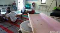 Tampak proses belajar online ini diawasi oleh orang dewasa.