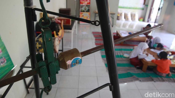 Belajar Daring di Posyandu Para siswa dengan keterbatasan paket data internet belajar di Posyandu. Posyandu ini menyediakan akses WiFi gratis untuk belajar yang difasilitasi Pemkot Tangerang.