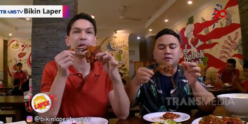 Bikin Laper! Bebek Bakar Kuali dan Bebek Pecak yang Pedasnya Nampol