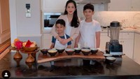 Bunga saat ini sudah menikah dan dikaruniai dua anak laki-laki. Begini kekompakan Bunga mengajari anak-anaknya bikin smoothies. Foto: Instagram bungazainal05
