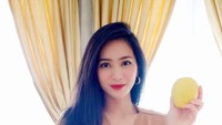 Lebih segar mana hayo? Wajah Bunga dengan riasan wajah tipis atau lemon di tangannya? Foto: Instagram bungazainal05