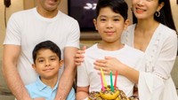 Begini momen bahagia Bunga bersama suami dan dua anaknya. Ia merayakan ulang tahun sang anak dengan tumpukan donat layaknya kue ulang tahun! Foto: Instagram bungazainal05