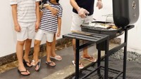 Kompak! Ini momen kebersamaan lain keluarga kecil Bunga. Mereka membuat BBQ seafood yang kelihatan menggugah selera. Foto: Instagram bungazainal05