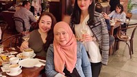 Sesekali pesinetron ini juga habiskan waktu bersama teman-temannya. Mereka nongkrong di kafe sambil mencicipi ragam makanan enak. Foto: Instagram bungazainal05