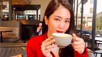 Habiskan hari terakhir liburan di London, saat itu Bunga pilih berpose dengan secangkir kopi hangat. Slurrpp! Foto: Instagram bungazainal05