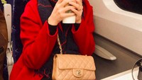 “Coffee please,” tulis Bunga di keterangan foto. Ia nampak menikmati kopinya dalam perjalanan kereta menuju Edinburgh. Foto: Instagram bungazainal05