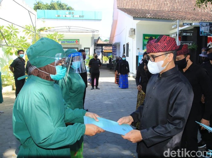 Pemkab Banyuwangi menyerahkan insentif ke para tenaga kesehatan kasus COVID-19, dengan total Rp 3,9 miliar. Itu merupakan insentif tahap pertama dari APBD.