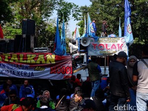 Tolak Omnibus Law, Ratusan Buruh Demo di Gedung Sate