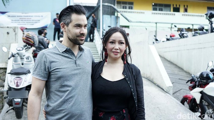 Chef Marinka dan kekasihnya, Victor, saat berada di kawasan Trans TV.