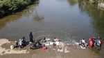 Kemarau, Warga Mencuci dan Mandi di Sungai Cileungsi Bogor