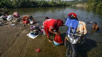 Musim kemarau membuat sebagian warga di kawasan tersebut terpaksa mencuci dan mandi di sungai karena sumur di rumah kering. 