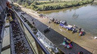 Sejumlah warga mencuci pakaian hingga kendaraan di aliran Sungai Cileungsi, Citeureup, Bogor, Jawa Barat.