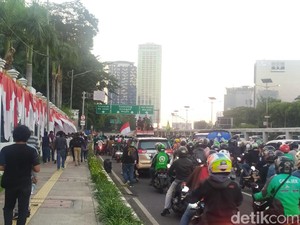 Video Kemacetan di Gatsu Saat Massa Aksi Omnibus Law di DPR Bubar