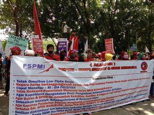 Buruh Demo Tolak Omnibus Law di Depan DPRD Sumut, Lalin Dialihkan