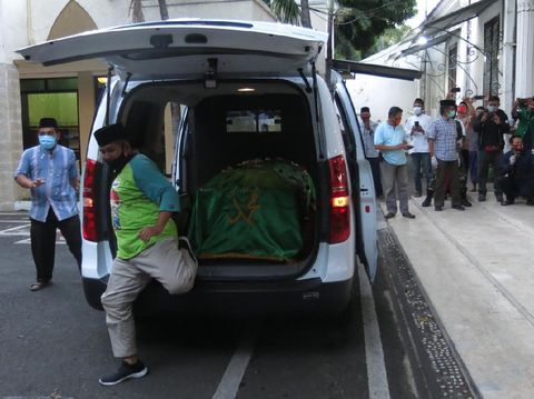 dua orang dampingi peti jenazah plt bupati sidoarjo tanpa pakai hazmat