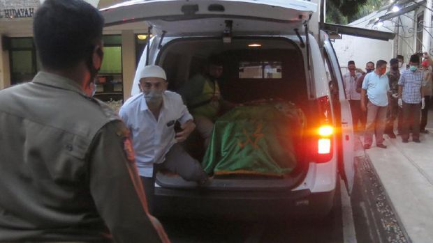 dua orang dampingi peti jenazah plt bupati sidoarjo tanpa pakai hazmat