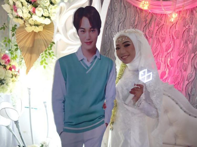 7 Foto Pernikahan Unik Fan Girl K-Pop yang Viral karena Serba EXO