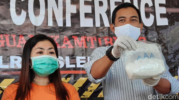 Emak-emak berinisilal RM ini ditangkap polisi karena jadi kurir sabu setengah kilogram