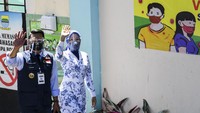 Gubernur Jawa Barat Ridwan Kamil dengan didampingi istri Atalia Praratya melambaikan tangan saat tiba di puskesmas Garuda di kecamatan Andir, Bandung, Jawa Barat, Selasa (25/8/2020).