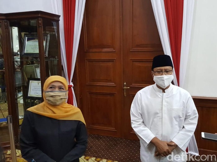Gubernur Jatim Khofifah Indar Parawansa dan Mantan Wagub Jatim Saifullah Yusuf (Gus Ipul) bertemu di Gedung Negara Grahadi pada Senin (24/8) malam. Keduanya sepakat menggelar konser dengan mendatangkan Ari Lasso di era new normal.
