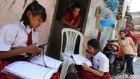 Bagi orang tua, HT menjadi solusi yang murah dan bermanfaat menyiasati kegiatan belajar mengajar saat pandemi.  