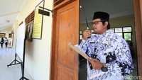 Guru kelas VI SDN Mojo, Pambudi, menggunakan Handy Talky untuk mempermudah kegiatan belajar mengajar saat pandemi di ruang kelas VI, kelurahan Semanggi, Kecamatan Pasar Kliwon, Surakarta, Jawa Tengah, Selasa (25/8/2020).  