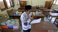 Dengan adanya HT, orang tua diringankan dari membeli kuota internet.  