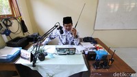 Di dalam kelas, Pambudi siap di mejanya dengan seperangkat peralatan HT atau radio komunikasi.  