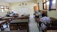 HT ini juga membuat kegiatan belajar mengajar menjadi lebih mudah karena komunikasi terjalin dua arah.  