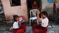Dua pelajar menggunakan HT Safira (kiri), dan Diva (kanan), berlatih menari dengan menggunakan seragam sekolah.  