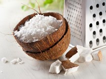 Nostalgia Tradisi Pel Lantai Pakai Kelapa Parut dan Khasiatnya