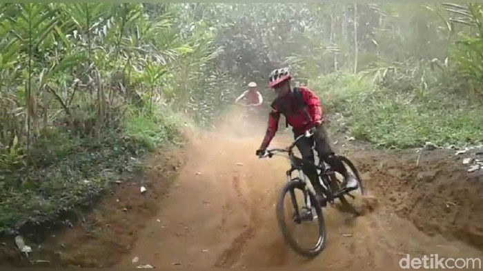 Jalur gowes di Kabupaten Subang.